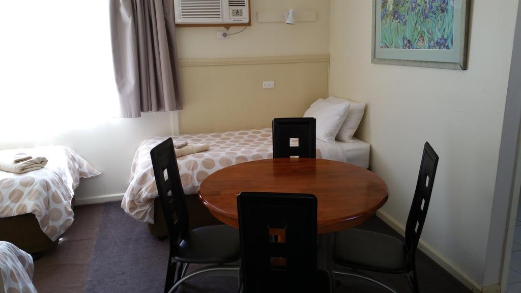 Kaniva Midway Motel Bagian luar foto